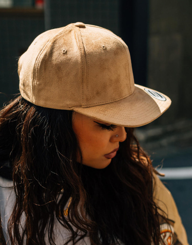 Šiltovka Snapback so vzhľadom semišovej kože