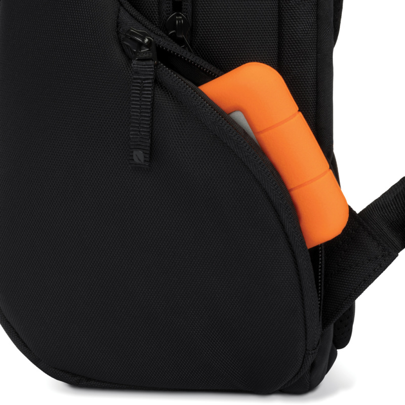 Batoh Incase ICON Slim Pack čierna 15