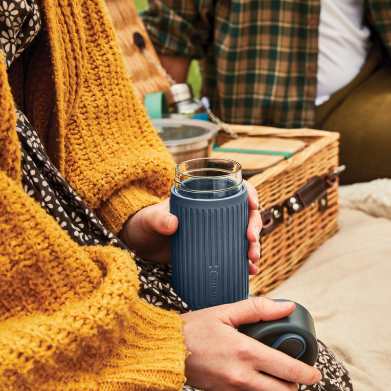 Cestovný sklenený hrnček 340 ml Black+Blum sivá 10