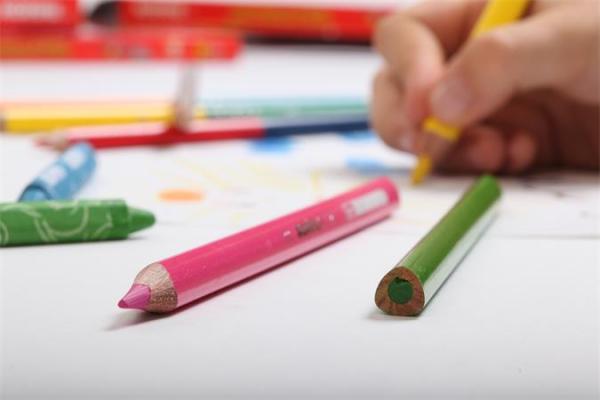 Farebné ceruzky, sada, trojhranné, jumbo, 1 strúhadlo, KORES "KOLORES Twist & Turn", 12 rô