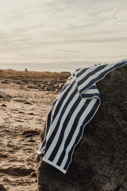 VINGA Lagoa GRS plážový uterák námornícka modrá 3