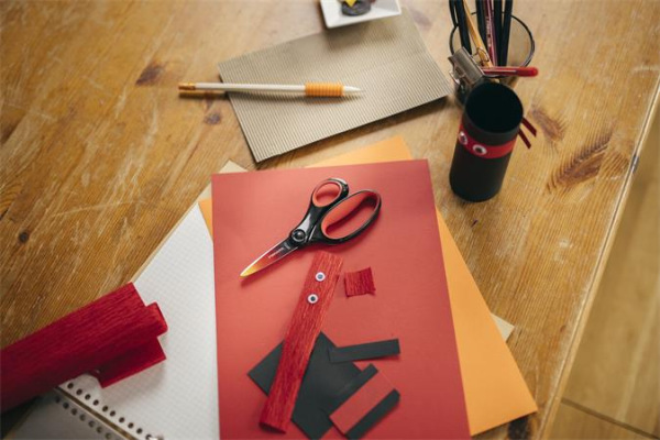 Nožnice, školské 15 cm, FISKARS, ombre červené 5