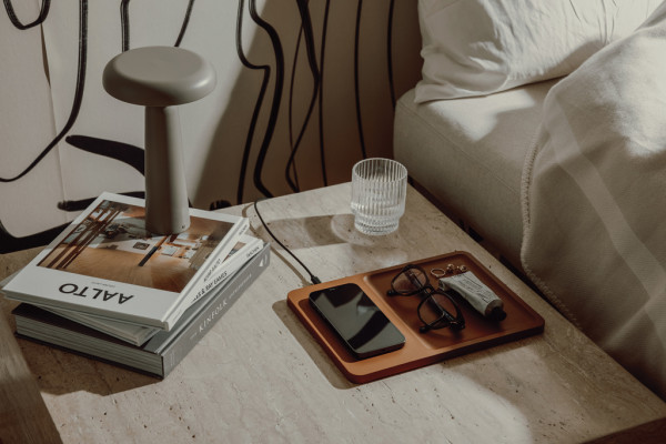 VINGA Timo RCS stolná nabíjačka a podnos na doplnky hnedá 4