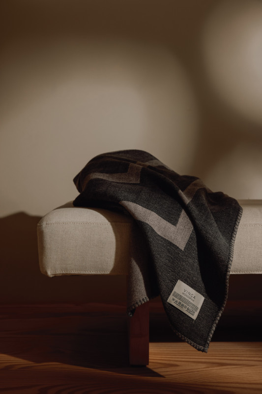 VINGA Monogram GRS deka sivá 6