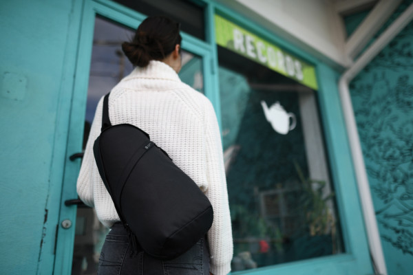 Crossbody taška Renew z rPET AWARE™ čierna 7