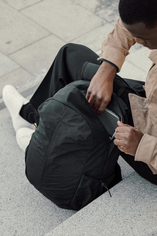 KENTO URBAN 15,6" batoh z rec. nylónu s predným vreckom čierna 6