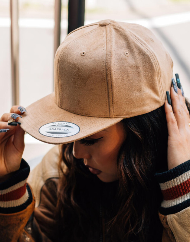 Šiltovka Snapback so vzhľadom semišovej kože 1