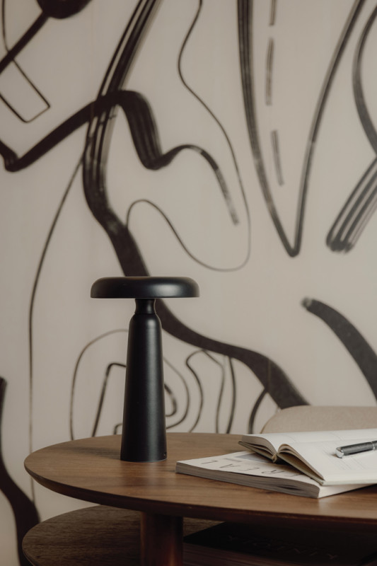 VINGA Avery RCS stolná lampa čierna 7