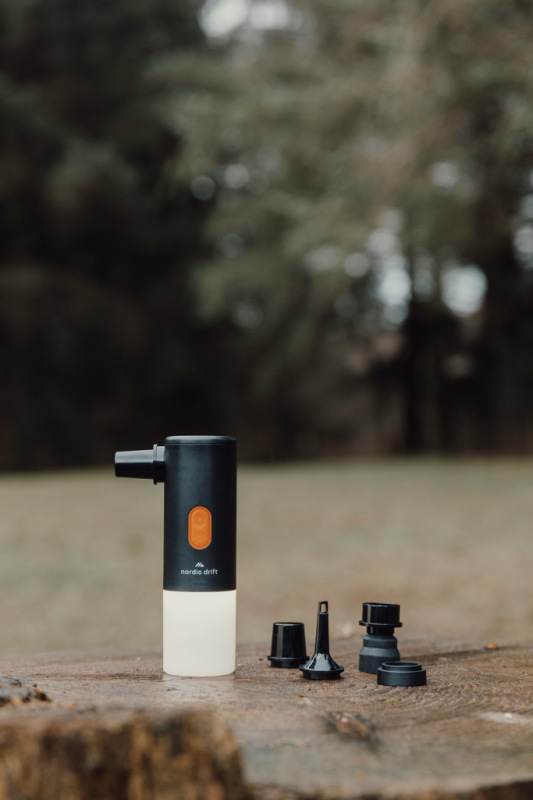 Nordic Drift Titan prenosná vzduchová pumpa s kemp. svetlom čierna 11