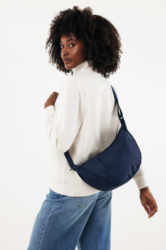 Crescent XL AWARE™ RPET taška cez rameno v tvare polmesiaca námornícka modrá 2